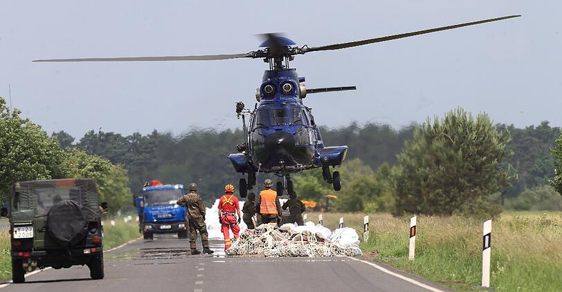 Ein Hubschrauber hilft in Sachsen-Anhalt bei einer Sprengaktion.