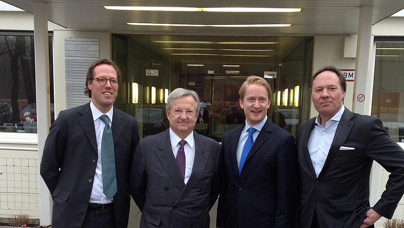 Der Chirurg und bisherige Klinik-Chef Hans Rinecker (2. v. l.) mit Vertretern des neuen Eigentümers: Clemens Guth, Harald Engelke und Rainer Salfeld von Artemed (von links). Der Chirurg und bisherige Klinik-Chef Hans Rinecker (2. v. l.) mit Vertretern des neuen Eigentümers: Clemens Guth, Harald Engelke und Rainer Salfeld von Artemed (von links).