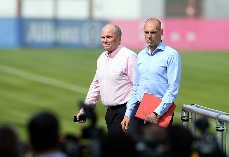 Ex-Präsident Uli Hoeneß beim Bayern-Abschlusstraining an der Säbener Straße mit Matthias Sammers Assistenten Karsten Schumann.