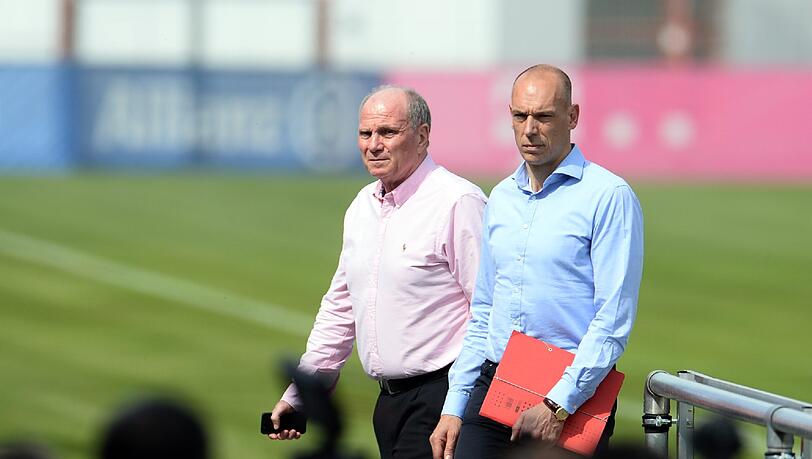 Ex-Präsident Uli Hoeneß beim Bayern-Abschlusstraining an der Säbener Straße mit Matthias Sammers Assistenten Karsten Schumann.