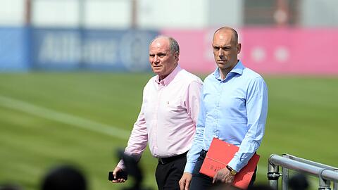 Ex-Präsident Uli Hoeneß beim Bayern-Abschlusstraining an der Säbener Straße mit Matthias Sammers Assistenten Karsten Schumann.