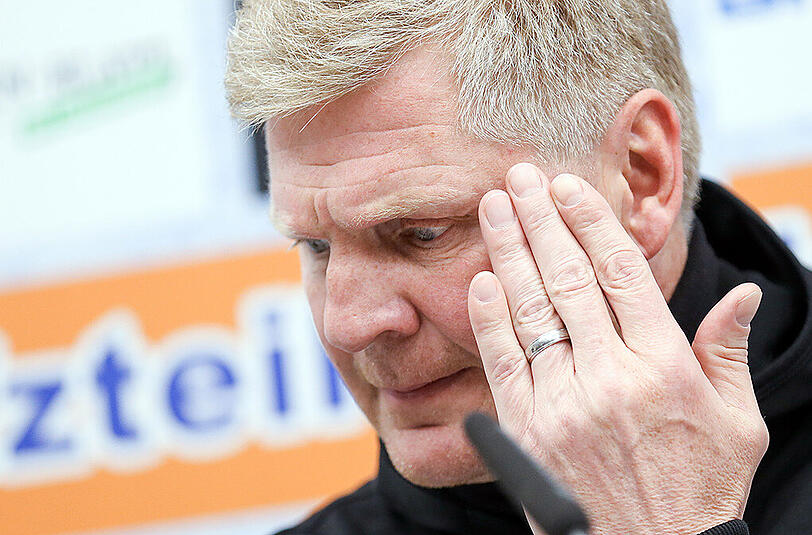 Paderborns Trainer Stefan Effenberg auf der Pressekonferenz nach dem Spiel gegen Kaiserslautern.