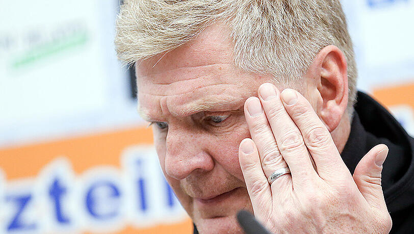 Paderborns Trainer Stefan Effenberg auf der Pressekonferenz nach dem Spiel gegen Kaiserslautern.