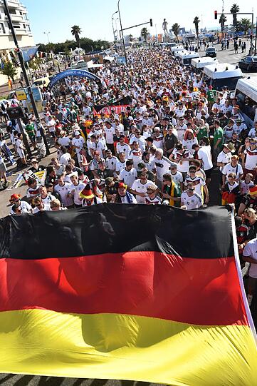 Tausende deutsche Fans verwandeln den Weg zum Stade Vélodrome in Marseille zur Fanmeile.
