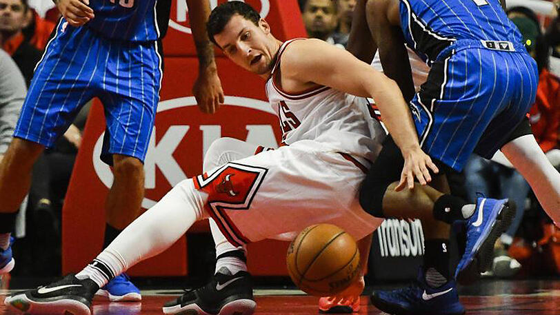 Paul Zipser (l) von den Chicago Bulls hing sich gegen Orlando Magic voll rein.