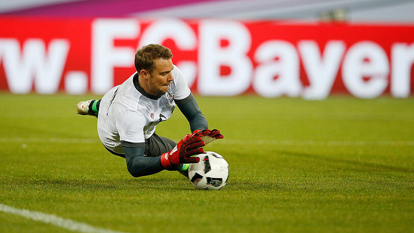 Wirft sich wohl ab sofort als Kapitän nach den Bällen die aufs Bayern-Tor kommen: Manuel Neuer.