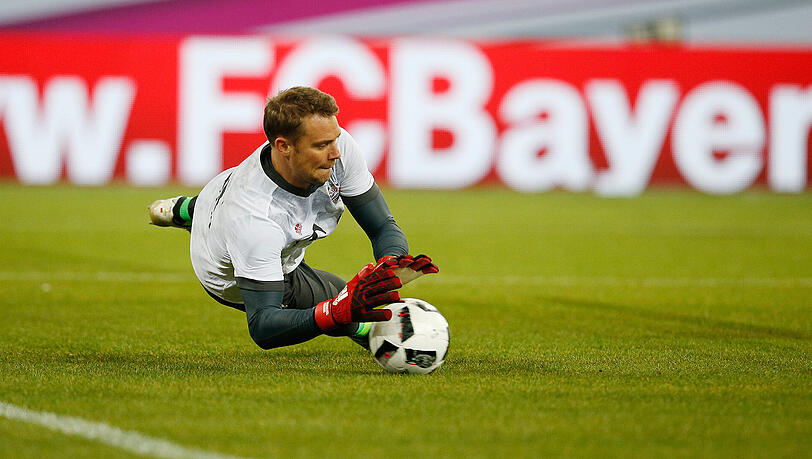 Wirft sich wohl ab sofort als Kapitän nach den Bällen die aufs Bayern-Tor kommen: Manuel Neuer. Wirft sich wohl ab sofort als Kapitän nach den Bällen die aufs Bayern-Tor kommen: Manuel Neuer.