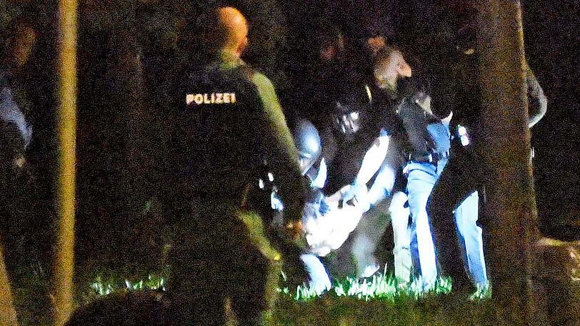 Bilder vom großen Polizeieinsatz in Riem: Nach einem Streit bedrohte ein Bewohner einer Asylbewerberunterkunft die Beamten mit einem Messer.