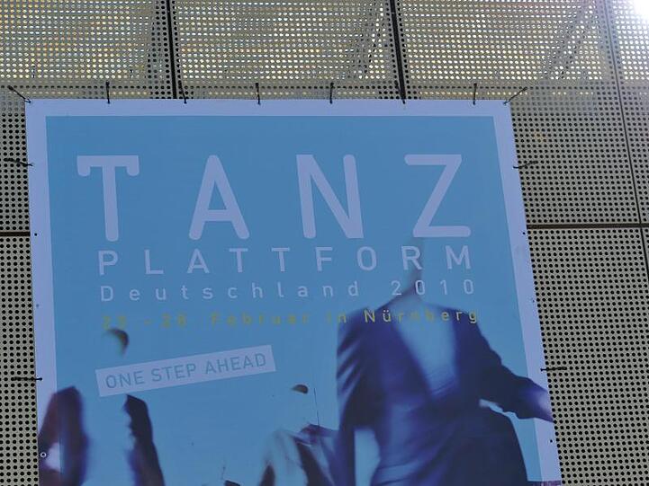 Ein Transparent der "Tanzplattform Deutschland" hängt am Theater Pfütze in Nürnberg. Foto: David-Wolfgang Ebener/dpa/Archivbild