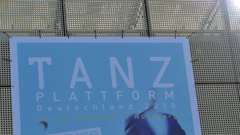Ein Transparent der "Tanzplattform Deutschland" hängt am Theater Pfütze in Nürnberg. Foto: David-Wolfgang Ebener/dpa/Archivbild Ein Transparent der "Tanzplattform Deutschland" hängt am Theater Pfütze in Nürnberg. Foto: David-Wolfgang Ebener/dpa/Archivbild