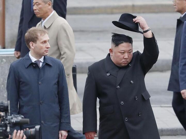 Kim Jong Un wird am Bahnhof von Wladiwostok mit militärischen Ehren empfangen.