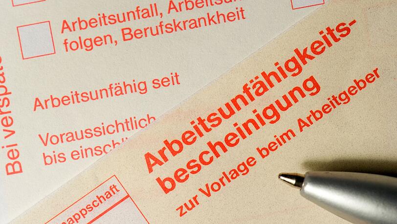 Eine Arbeitsunfähigkeitsbescheinigung zur Vorlage beim Arbeitgeber liegt in einem Haushalt.