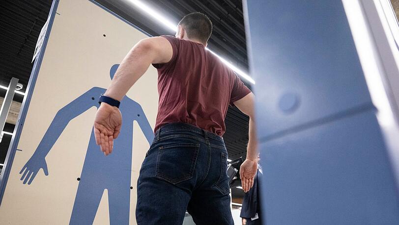 Der Wandel hin zu mehr High Tech bei der Sicherheitskontrolle am Flughafen sei alternativlos, hei&szlig;t es vom Verband der Luftsicherheitsunternehmen. (Symbolbild)