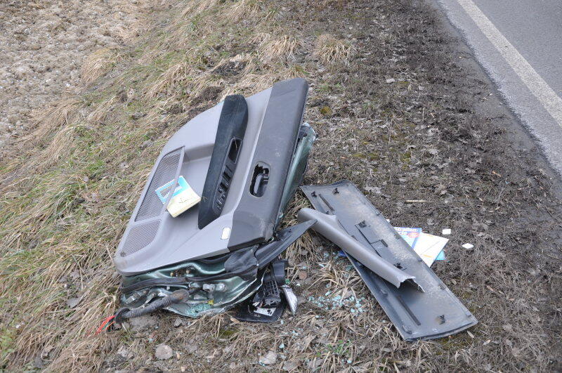 Zu einem Verkehrsunfall kam auf der B299 höhe Erharting: Ein PKW Fahrer wollte von Erharting kommend auf die B299 fahren und übersah dabei einen LKW. Im Kreuzungsbereich kam es zum Zusammenstoß. Dabei wurde der Fahrer des PKW mittelschwer verletzt. Er kam in ein Mühldorfer Krankenhaus.