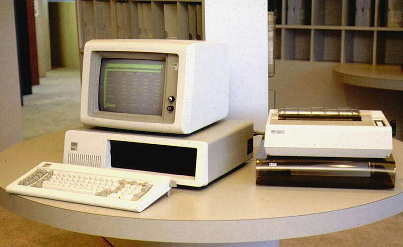 Dem Apple II folgte der IBM 5150, ebenfalls mit einem Bildschirm, dem Desktop. Er wurde im August 1981 vorgestellt und übernahm, vor allem in Europa, die Vorreiterrolle des Apple-PCs.