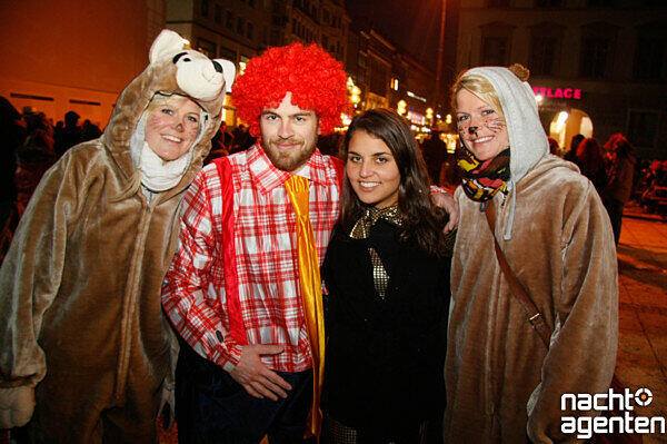 Große Faschingsparty am Marienplatz! Ab zwölf Uhr richtete dort Charivari eine Show aus. Der Hauptact: Alexander Marcus. Die Münchner hatten ihren Spaß. Mehr Bilder unter: www.nachtagenten.de