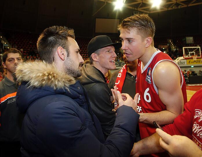 Bastian Schweinsteiger und Diego Contento im Gespräch mit Kapitän Steffen Hamann.
