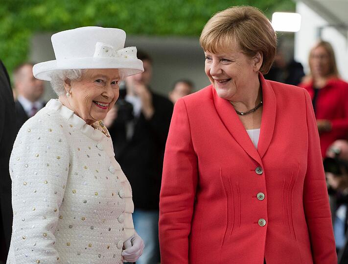 Ausgelassene Stimmung: Kanzlerin Merkel begrüßt die Queen.