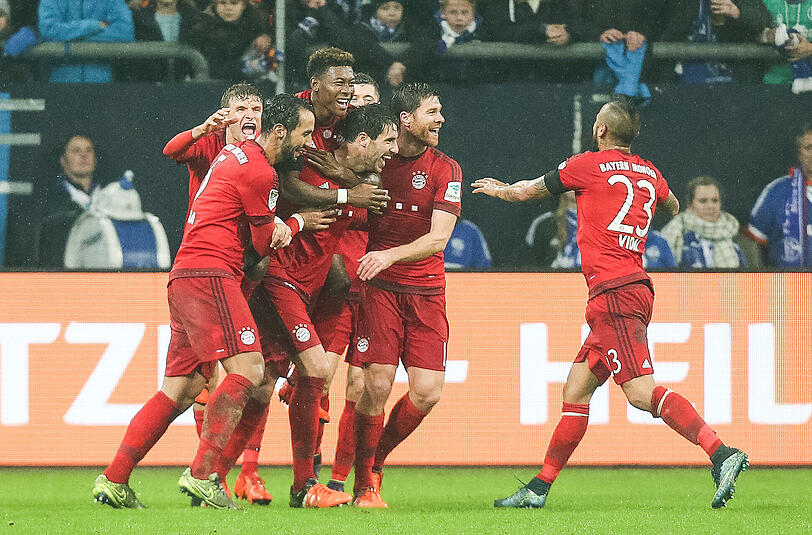 Münchens Spieler jubeln nach dem zwischenzeitlichen 1:2 mit Torschütze Javier Martinez.