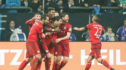 Münchens Spieler jubeln nach dem zwischenzeitlichen 1:2 mit Torschütze Javier Martinez.