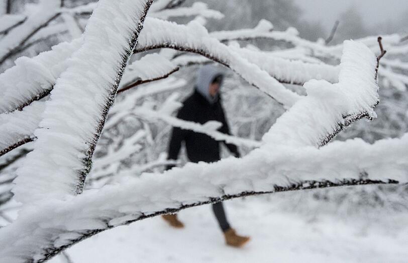 Und auch auf dem Feldberg im Taunus fiel erster Schnee. Dieser Spaziergänger freut sich über die weiße Pracht.
