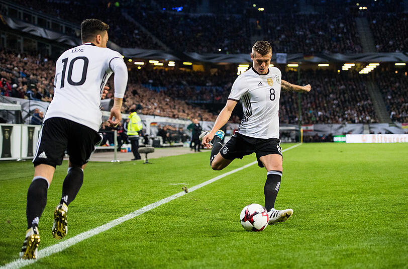 Toni Kroos: Note 3. War um die Spielkontrolle im Mittelfeld bemüht. Er spielte solide, ohne zu glänzen. Beim 2:0 zeigte er seine überragende Schusstechnik.