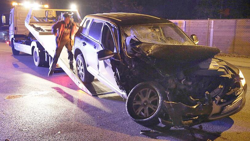 Die 20-Jährige krachte frontal in den Lkw-Anhänger. Glücklicherweise blieb sie unverletzt. Die Bilder vom Unfallort.