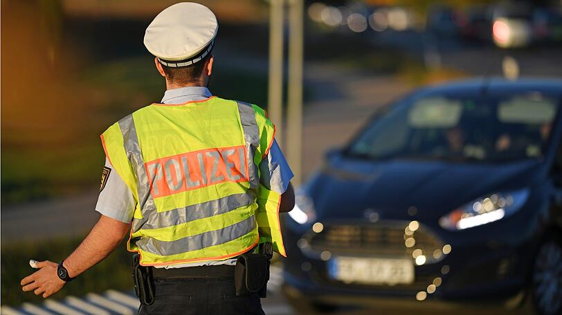Ein 16-Jähriger ist ohne Führerschein und mit gestohlenen Kennzeichen erwischt worden. (Symbolbild)
