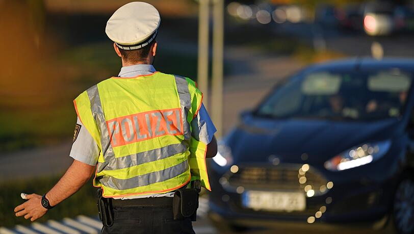 Ein 16-Jähriger ist ohne Führerschein und mit gestohlenen Kennzeichen erwischt worden. (Symbolbild) Ein 16-Jähriger ist ohne Führerschein und mit gestohlenen Kennzeichen erwischt worden. (Symbolbild)