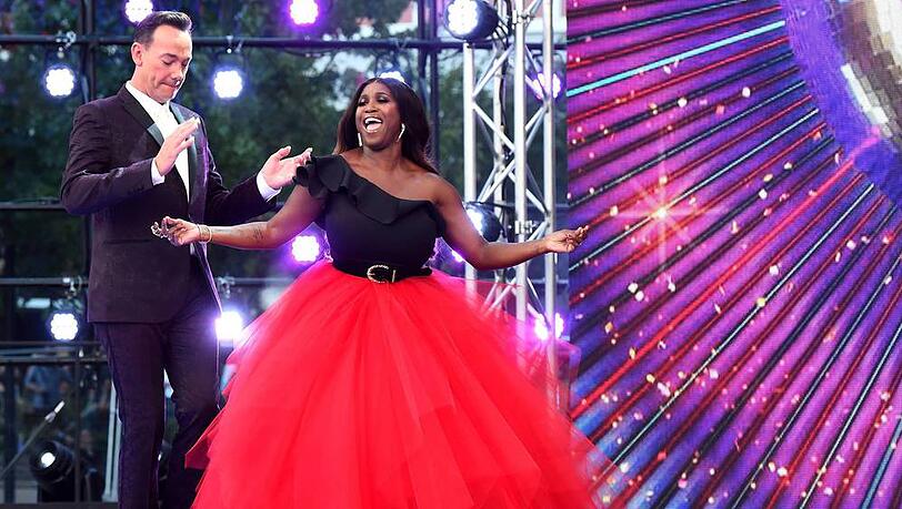 Motsi Mabuse tanzt in London mit "Strictly Come Dancing"-Co-Juror Craig Revel Horwood Motsi Mabuse tanzt in London mit "Strictly Come Dancing"-Co-Juror Craig Revel Horwood