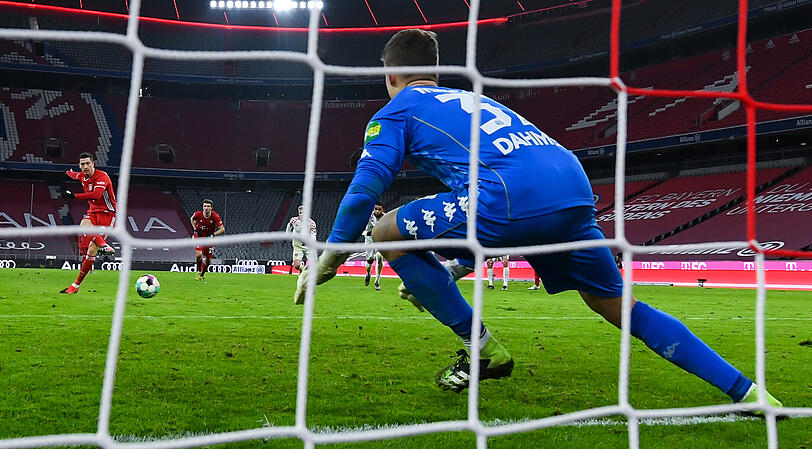 18. Saisontor: Gegen Mainz liegen die Bayern mit 0:2 zurück, doch der Rekordmeister dreht das Spiel und Lewandowski macht mit seinem 4:2 per Elfmeter noch eine Schleife drum.