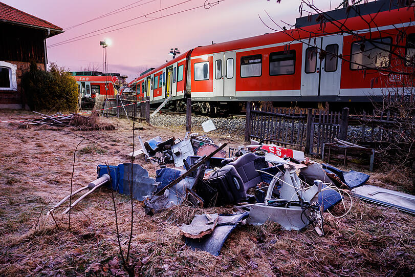 Die beiden Züge stießen auf der eingleisigen Strecke zusammen.