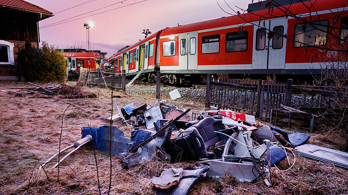 Die beiden Züge stießen auf der eingleisigen Strecke zusammen.