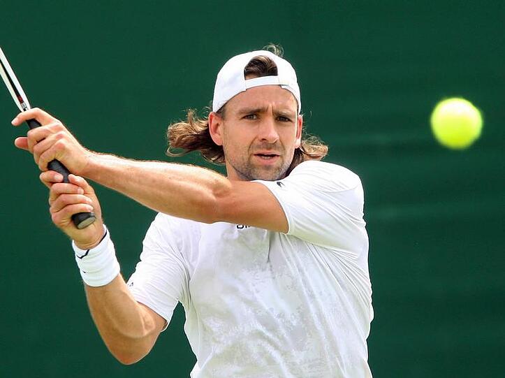 Nicolas Kiefer returniert den Ball mit einer Vorhand.