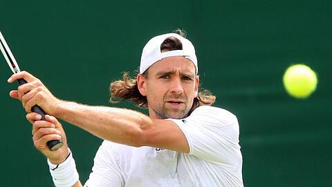 Nicolas Kiefer returniert den Ball mit einer Vorhand.