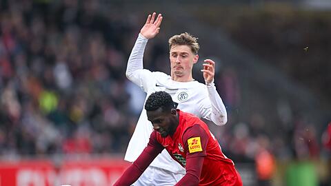 Der Elversberger Carlo Sickinger bringt Kaiserslauterns Richmond Tachie zu Fall.