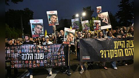 Familienangehörige mit Fotos von Geiseln, die noch immer von der Hamas festgehalten werden. Der Überfall auf Israel jährt sich am 7. Oktober.
