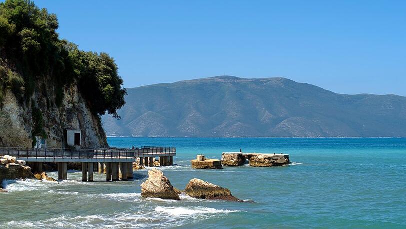 Die albanische Riviera lockt mit viel Natur und unberührten Küstenabschnitten.