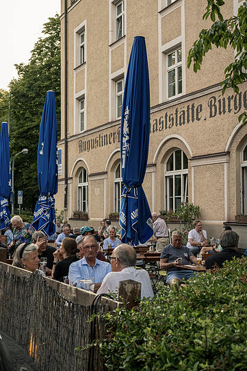 Rustikal: der Schanigarten des Bürgerheims im Westend. Rustikal: der Schanigarten des Bürgerheims im Westend.
