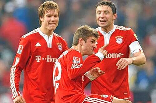 So hat der Holger das gemacht: Thomas Müller parodiert den Jubel von Badstuber (l.) nach seinem Freistoßtor zum 2:1 gegen Gladbach als dieser in eine Werbebande trat. Kapitän Mark van Bommel (r.) beobachtet die Szene amüsiert.
