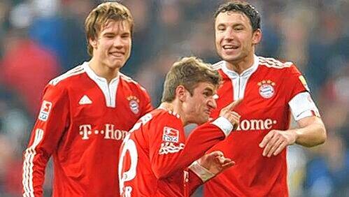 So hat der Holger das gemacht: Thomas Müller parodiert den Jubel von Badstuber (l.) nach seinem Freistoßtor zum 2:1 gegen Gladbach als dieser in eine Werbebande trat. Kapitän Mark van Bommel (r.) beobachtet die Szene amüsiert. So hat der Holger das gemacht: Thomas Müller parodiert den Jubel von Badstuber (l.) nach seinem Freistoßtor zum 2:1 gegen Gladbach als dieser in eine Werbebande trat. Kapitän Mark van Bommel (r.) beobachtet die Szene amüsiert.