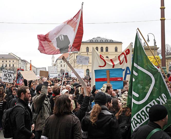 Affige Kostüme, witzige Plakate und viele Masken: Die Bilder von der Anti-ACTA-Demo in München