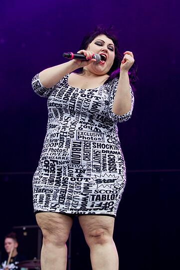 Beth Ditto, Sängerin der US-amerikanischen Band Gossip, begeistert die Fans am Sonntag in Nürnberg bei "Rock im Park".