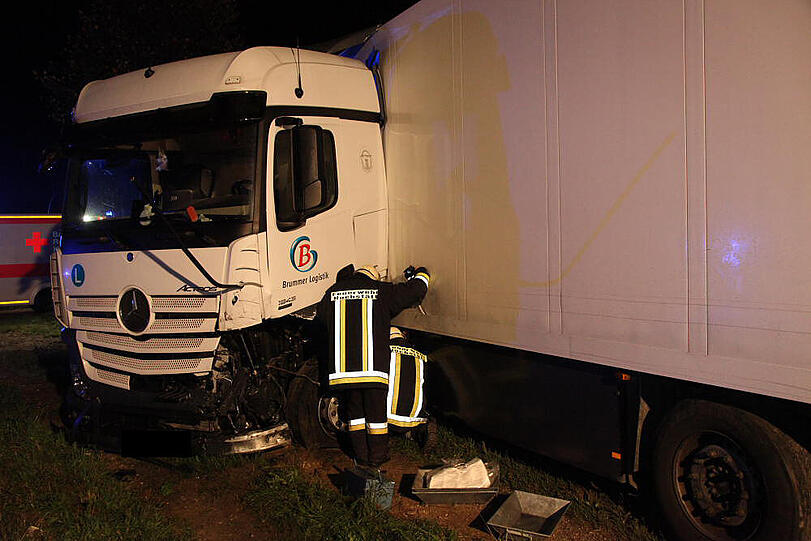 In der Nacht von Dienstag auf Mittwoch ereignete sich ein schlimmer Verkehrsunfall. Die B15 bei Rosenheim war vier Stunden gesperrt.