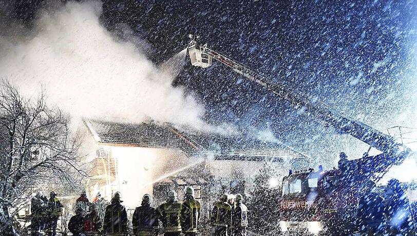 Trotz des schnellen Einsatzes der Feuerwehr, verstarb eine 76-Jährige bei dem Hausbrand in Pittenhart. Trotz des schnellen Einsatzes der Feuerwehr, verstarb eine 76-Jährige bei dem Hausbrand in Pittenhart.
