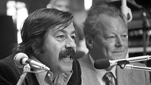 Günter Grass am 4. September 1976 bei einer SPD-Wahlkampfveranstaltung für Willy Brandt (rechts).