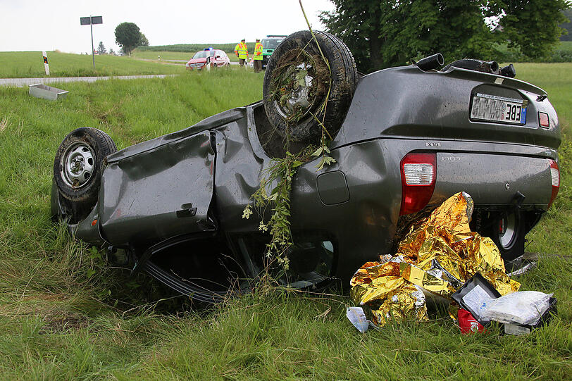 Das Auto überschlug sich, nachdem der Fahrer die Kontrolle über das Auto verloren hatte. Alle drei Insassen wurden verletzt.