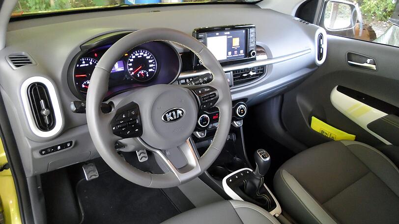 Schwarzer Einheitslook mit farblichen Akzenten etwa an den Türen, dazu eine problemlose Bedienbarkeit: das Picanto-Interieur.