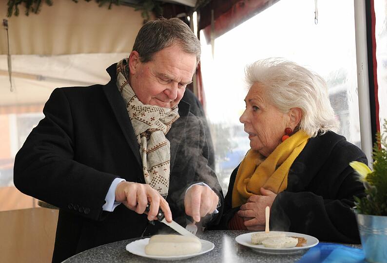 Warmes Frühstück: Viktualienmarkt-Sprecherin Elke Fett mit Kunstminister Wolfgang Heubisch an Teltschiks Wurststandl.