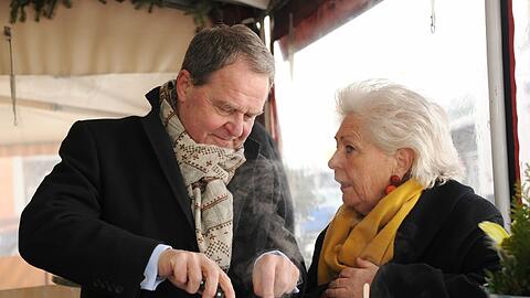 Warmes Frühstück: Viktualienmarkt-Sprecherin Elke Fett mit Kunstminister Wolfgang Heubisch an Teltschiks Wurststandl.